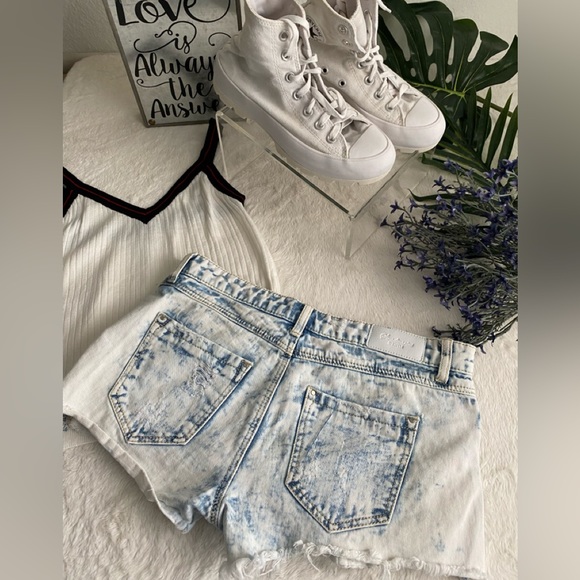 Short shorts - Picture 2 of 11